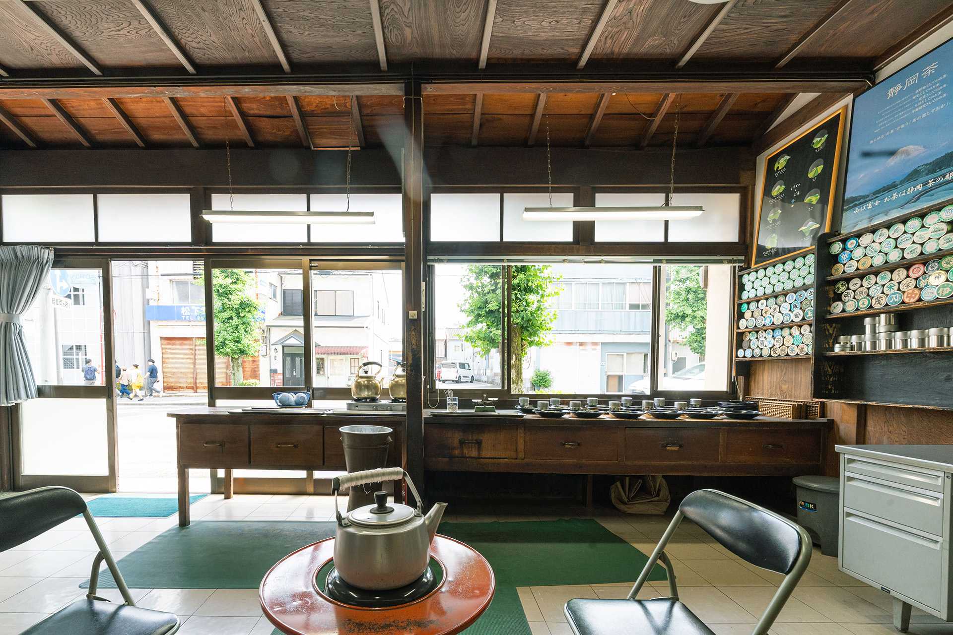 茶葉を扱う店内の作業風景