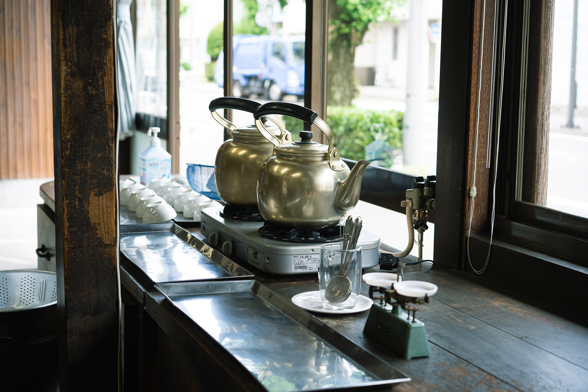 茶葉を扱う作業台と計量器具とやかん