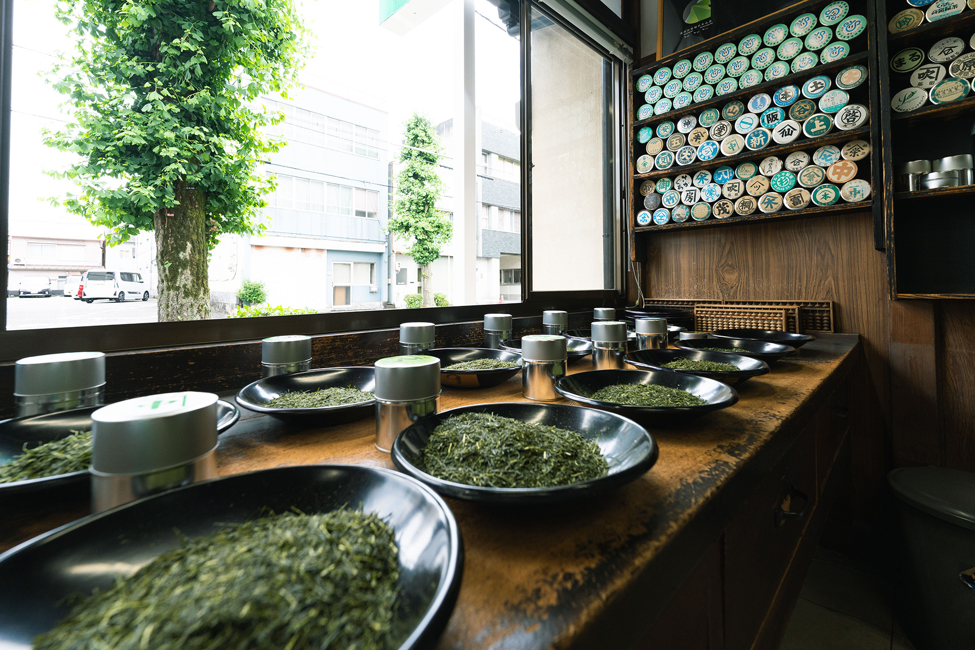 皿に広げて品質を確認する茶葉