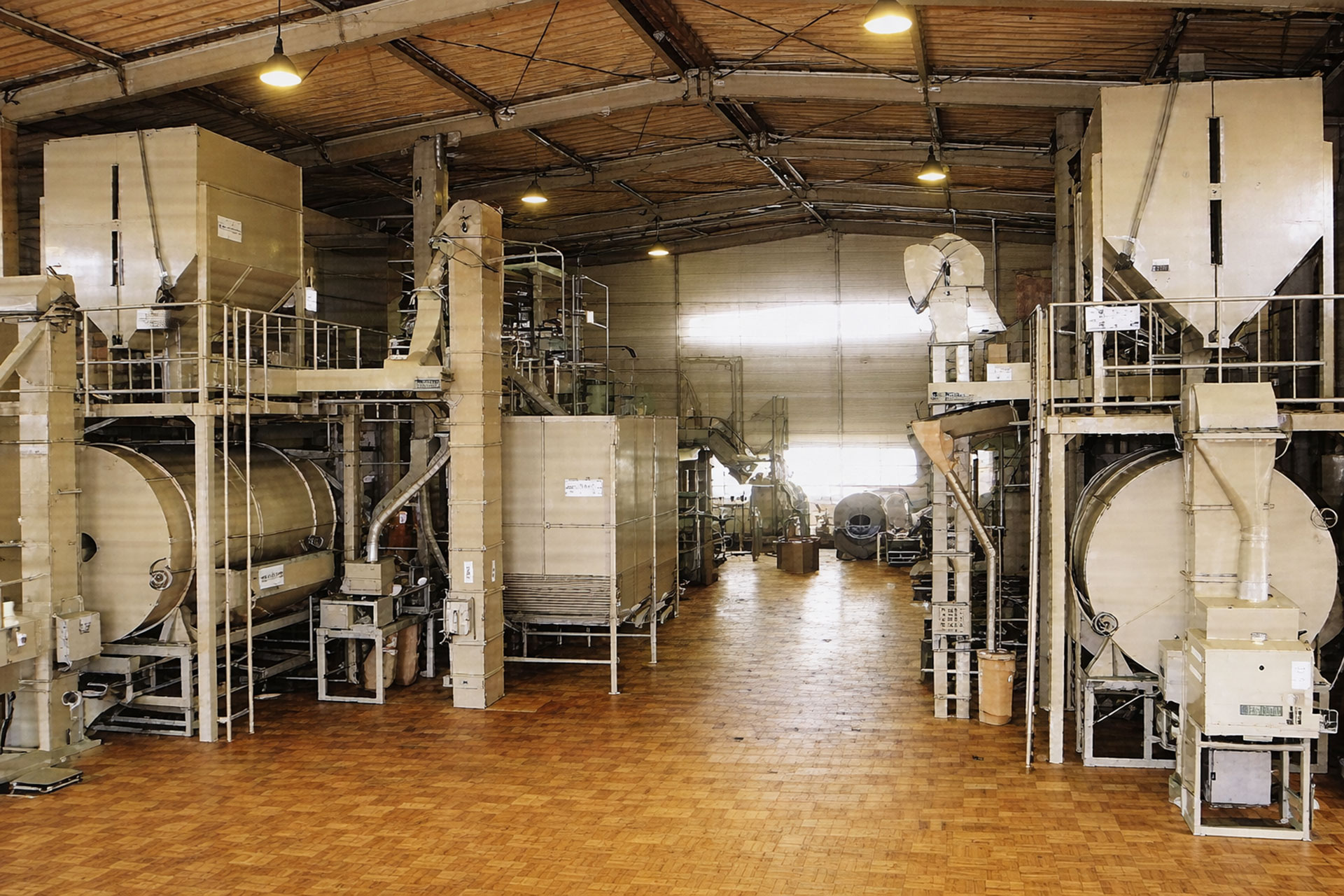 製茶仕上工程の大型機械設備