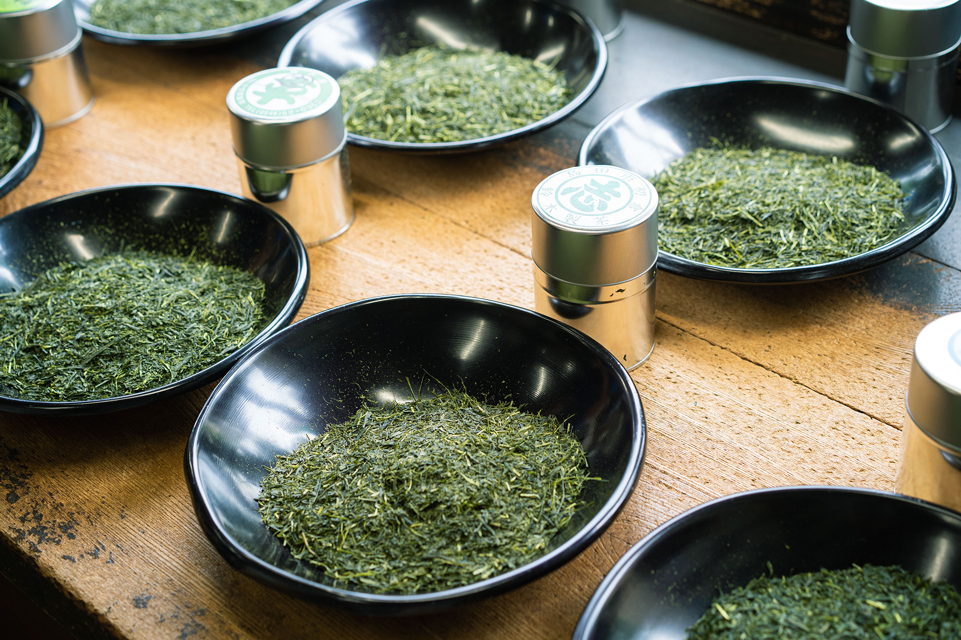 皿に広げて品質を確認する茶葉