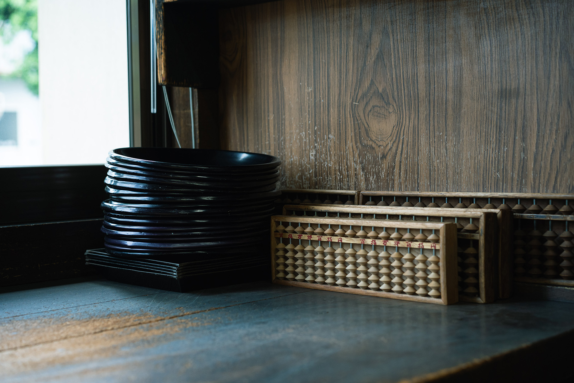 レトロな机にお茶の値段決めのためのそろばん