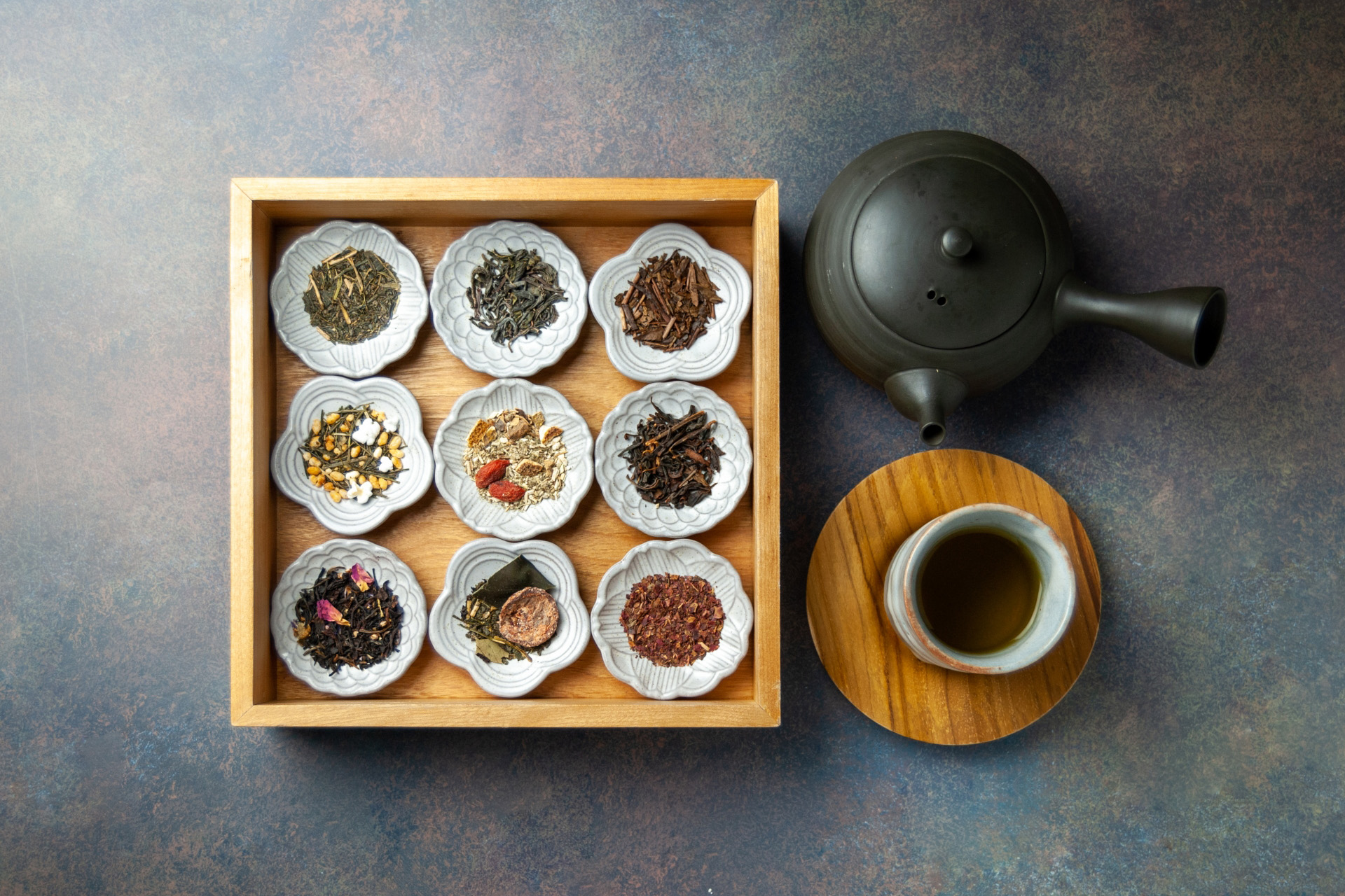 さまざまな茶葉と急須